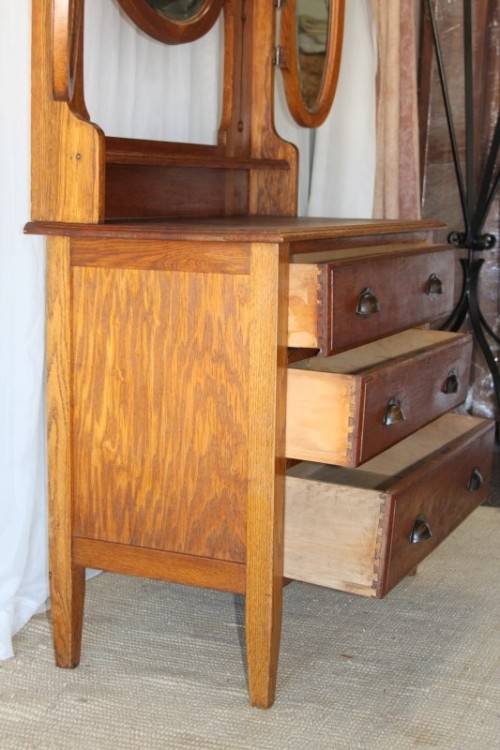 A SUPERB ANTIQUE SOLID OAK 3-DRAWER CHEST OF DRAWERS DRESSING TABLE w/ TRI-FOLDING VANITY MIRROR