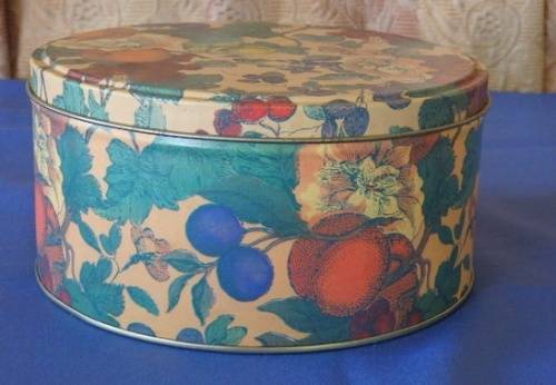 AN AWESOME SET OF THREE COLORFUL COLLECTIBLE DISPLAY TINS IN GREAT CONDITION