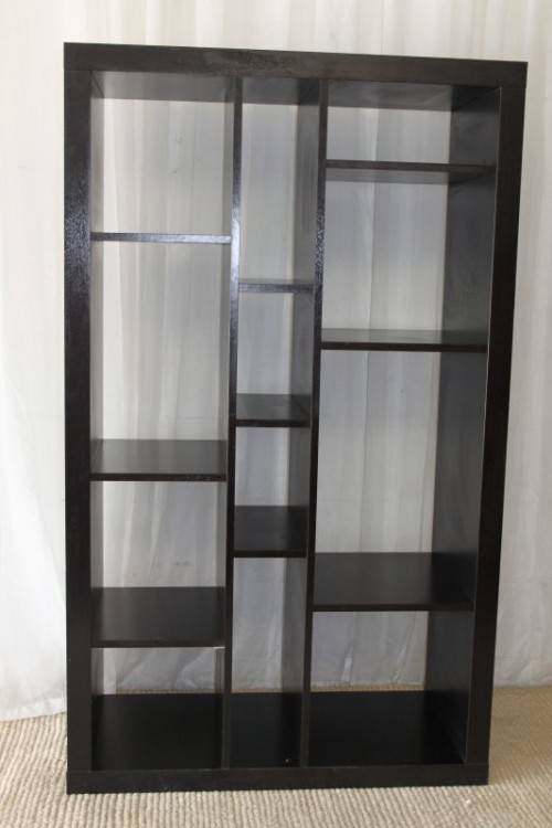 AN AWESOME 1.5m TALL CABINET/ BOOK CASE/ DISPLAY SHELF WITH AMPLE PACKING SPACE IN GREAT CONDITION