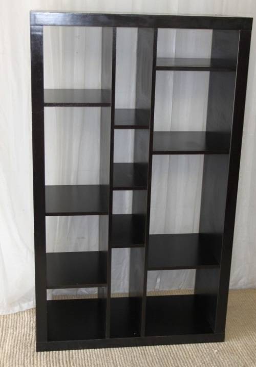 AN AWESOME 1.5m TALL CABINET/ BOOK CASE/ DISPLAY SHELF WITH AMPLE PACKING SPACE IN GREAT CONDITION