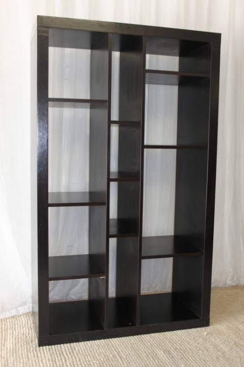 AN AWESOME 1.5m TALL CABINET/ BOOK CASE/ DISPLAY SHELF WITH AMPLE PACKING SPACE IN GREAT CONDITION