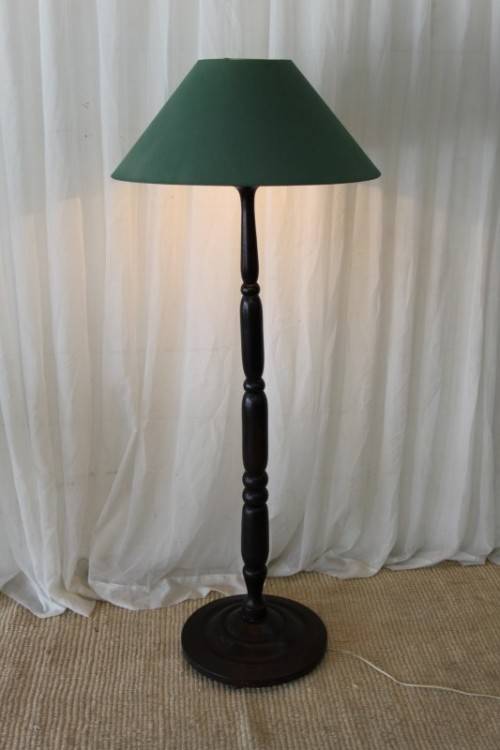 AN EXQUISITE & BEAUTIFUL TALL FREESTANDING SOLID AFRICAN BLACK WOOD FLOOR LAMP WITH A LARGE SHADE