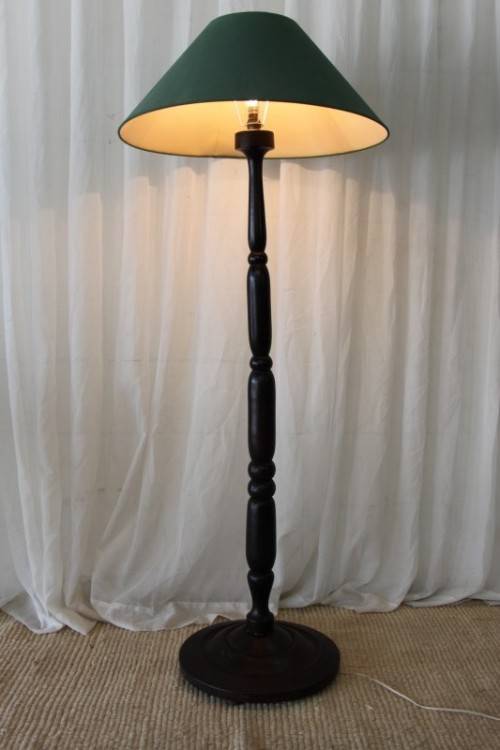 AN EXQUISITE & BEAUTIFUL TALL FREESTANDING SOLID AFRICAN BLACK WOOD FLOOR LAMP WITH A LARGE SHADE