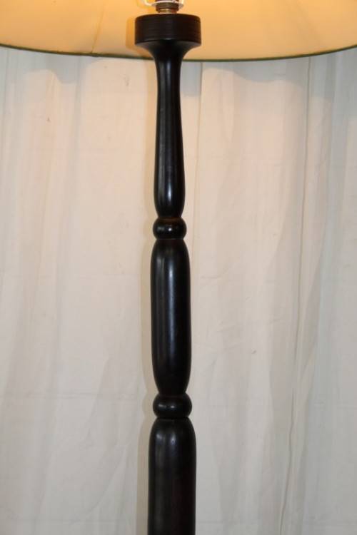 AN EXQUISITE & BEAUTIFUL TALL FREESTANDING SOLID AFRICAN BLACK WOOD FLOOR LAMP WITH A LARGE SHADE