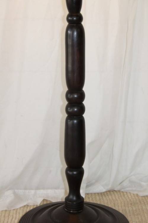 AN EXQUISITE & BEAUTIFUL TALL FREESTANDING SOLID AFRICAN BLACK WOOD FLOOR LAMP WITH A LARGE SHADE