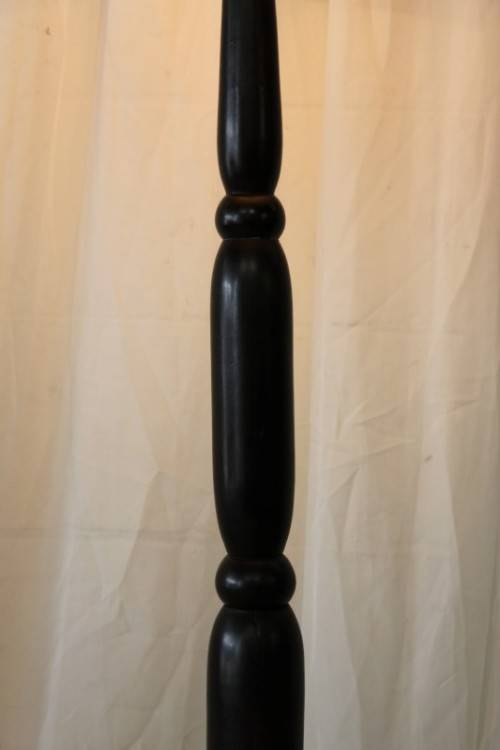 AN EXQUISITE & BEAUTIFUL TALL FREESTANDING SOLID AFRICAN BLACK WOOD FLOOR LAMP WITH A LARGE SHADE