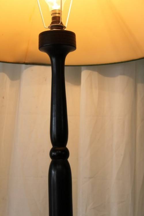 AN EXQUISITE & BEAUTIFUL TALL FREESTANDING SOLID AFRICAN BLACK WOOD FLOOR LAMP WITH A LARGE SHADE