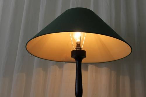 AN EXQUISITE & BEAUTIFUL TALL FREESTANDING SOLID AFRICAN BLACK WOOD FLOOR LAMP WITH A LARGE SHADE