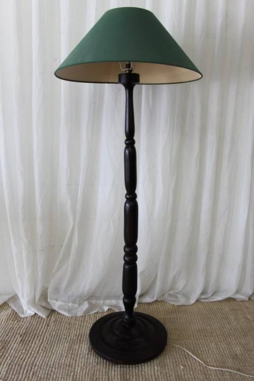 AN EXQUISITE & BEAUTIFUL TALL FREESTANDING SOLID AFRICAN BLACK WOOD FLOOR LAMP WITH A LARGE SHADE