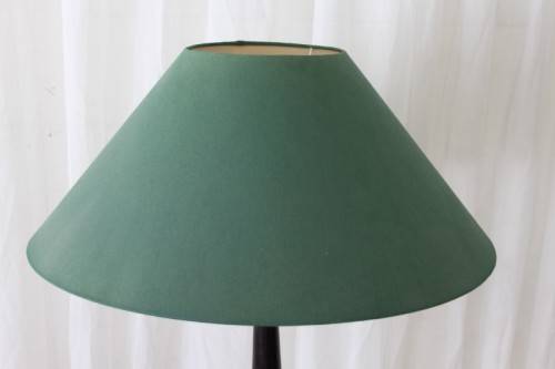 AN EXQUISITE & BEAUTIFUL TALL FREESTANDING SOLID AFRICAN BLACK WOOD FLOOR LAMP WITH A LARGE SHADE