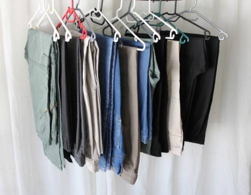 A FANTASTIC COLLECTION OF 9x PAIRS OF ASSORTED MEN'S LONG PANTS bid/pair of pants