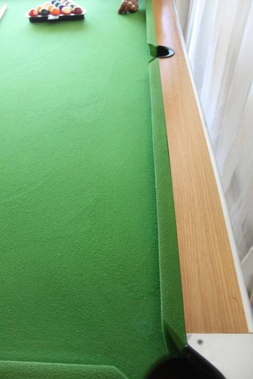 AN AWESOME "SHOOT LEISURE PRODUCTS" POOL TABLE WITH THREE CUE'S AND BALLS IN GREAT CONDITION