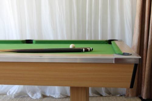 AN AWESOME "SHOOT LEISURE PRODUCTS" POOL TABLE WITH THREE CUE'S AND BALLS IN GREAT CONDITION
