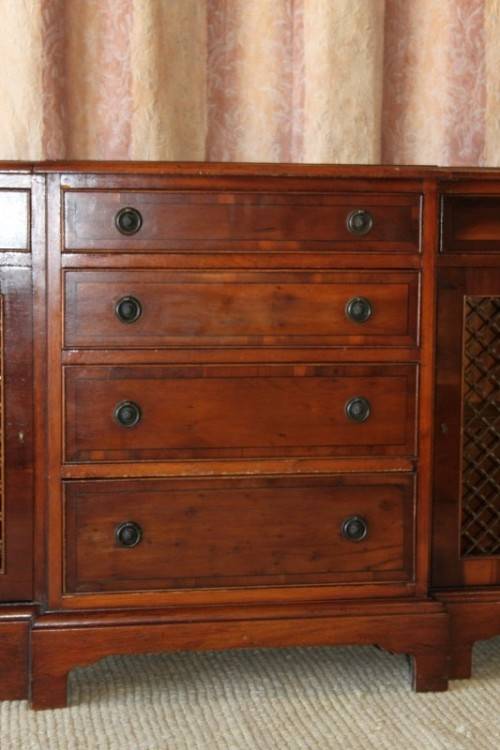 A BEAUTIFUL REGENCY PERIOD 6-DRAWER DOUBLE DOOR HALLWAY CABINET WITH TRELLIS DOOR DETAILING