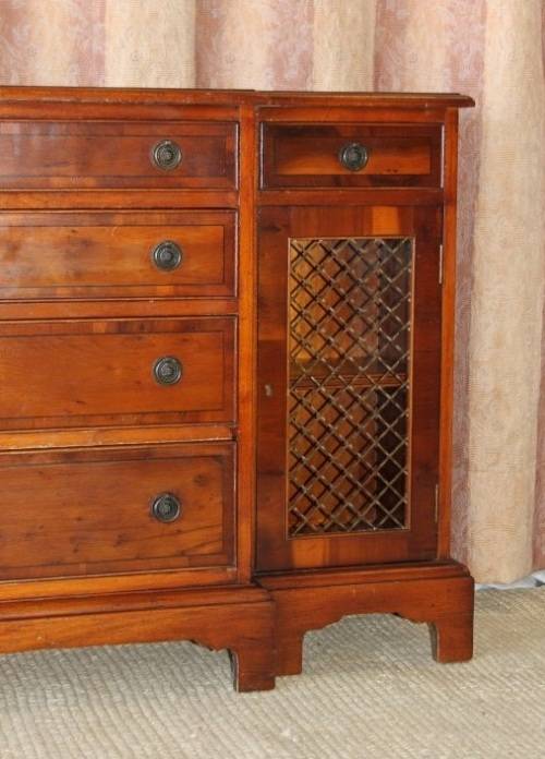 A BEAUTIFUL REGENCY PERIOD 6-DRAWER DOUBLE DOOR HALLWAY CABINET WITH TRELLIS DOOR DETAILING