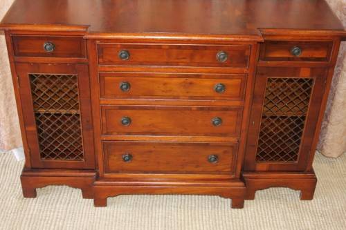 A BEAUTIFUL REGENCY PERIOD 6-DRAWER DOUBLE DOOR HALLWAY CABINET WITH TRELLIS DOOR DETAILING