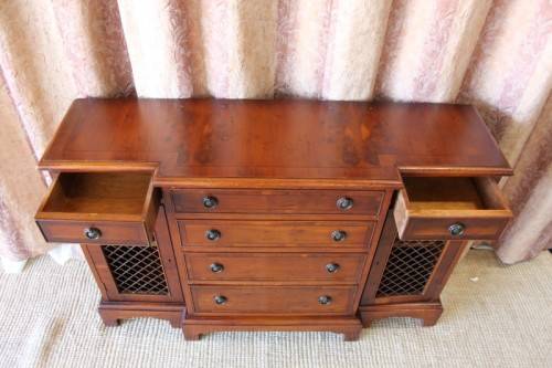 A BEAUTIFUL REGENCY PERIOD 6-DRAWER DOUBLE DOOR HALLWAY CABINET WITH TRELLIS DOOR DETAILING