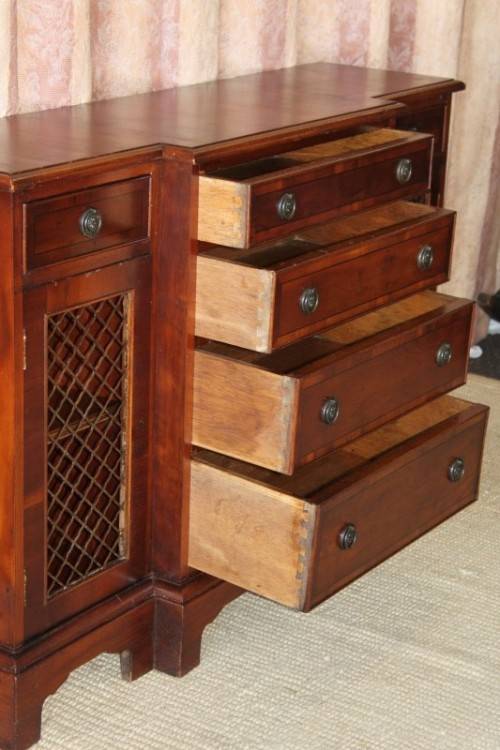 A BEAUTIFUL REGENCY PERIOD 6-DRAWER DOUBLE DOOR HALLWAY CABINET WITH TRELLIS DOOR DETAILING