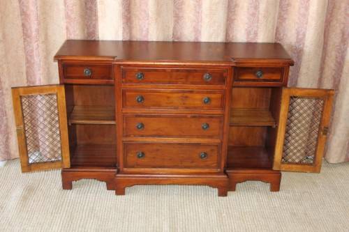 A BEAUTIFUL REGENCY PERIOD 6-DRAWER DOUBLE DOOR HALLWAY CABINET WITH TRELLIS DOOR DETAILING
