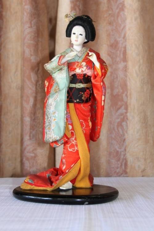 A COLLECTION OF FOUR STUNNING ORIENTAL DOLLS IN THEIR TRADITIONAL CLOTHING bid/doll