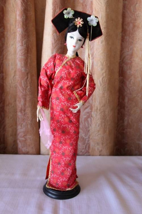 A COLLECTION OF FOUR STUNNING ORIENTAL DOLLS IN THEIR TRADITIONAL CLOTHING bid/doll