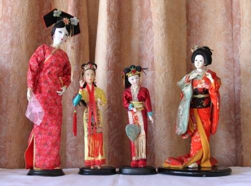 A COLLECTION OF FOUR STUNNING ORIENTAL DOLLS IN THEIR TRADITIONAL CLOTHING bid/doll
