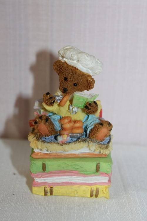 A WONDERFUL AND COLOURFUL HAND PAINTED OXYLITE RESIN "TEDDY" TRINKET BOX IN GREAT CONDITION