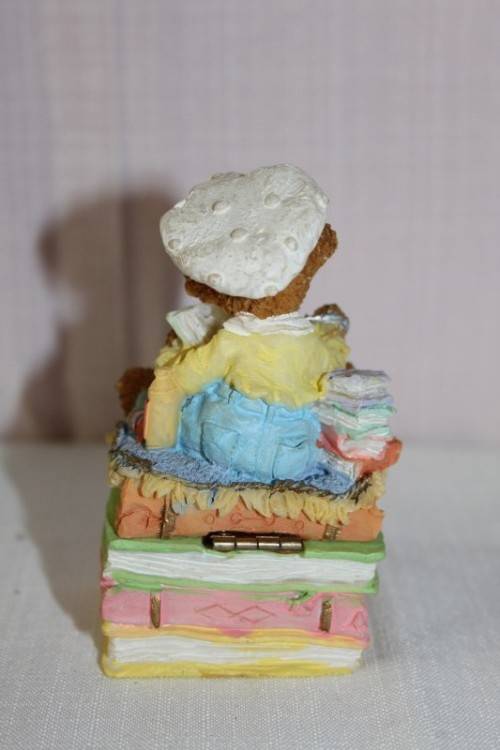 A WONDERFUL AND COLOURFUL HAND PAINTED OXYLITE RESIN "TEDDY" TRINKET BOX IN GREAT CONDITION