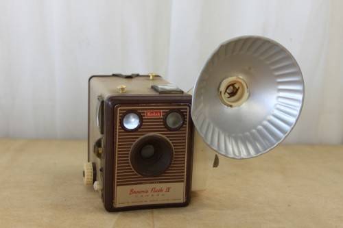 A SUPERB RARE VINTAGE (c1957) KODAK BROWNIE "FLASH IV" BOX CAMERA WITH ATTACHED FLASH
