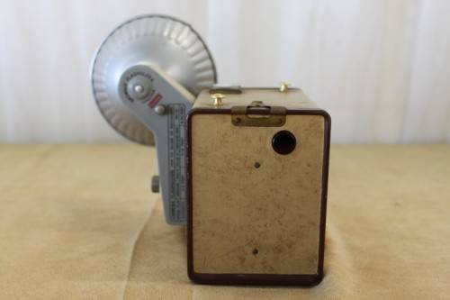 A SUPERB RARE VINTAGE (c1957) KODAK BROWNIE "FLASH IV" BOX CAMERA WITH ATTACHED FLASH
