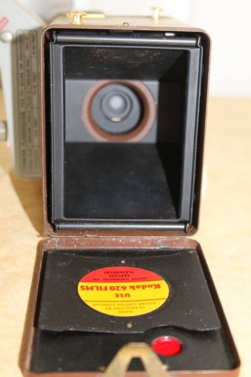 A SUPERB RARE VINTAGE (c1957) KODAK BROWNIE "FLASH IV" BOX CAMERA WITH ATTACHED FLASH