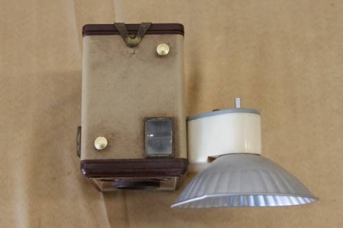 A SUPERB RARE VINTAGE (c1957) KODAK BROWNIE "FLASH IV" BOX CAMERA WITH ATTACHED FLASH