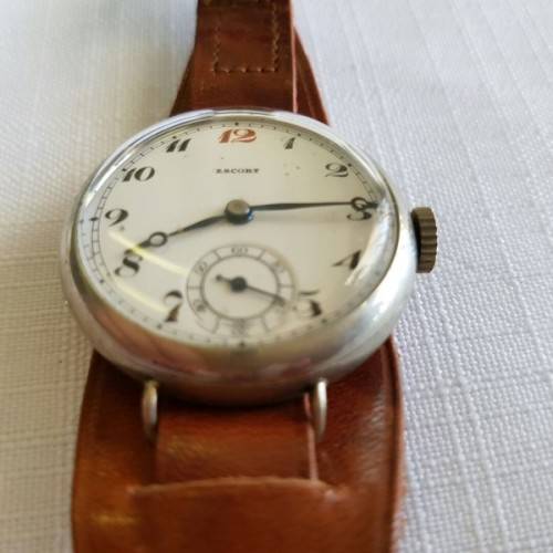 A WONDERFUL ANTIQUE (cWW1) ENGLISH MADE "ESCORT" GENTS STEEL TRENCH WATCH WITH A NEW LEATHER STRAP