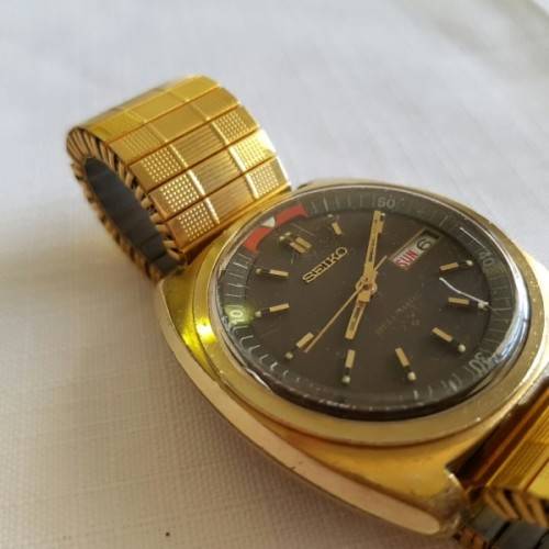 A STUNNING VINTAGE GOLD PLATED SEIKO AUTOMATIC "BELL-MATIC" (MODEL 4006-6031) GENTS WRIST WATCH
