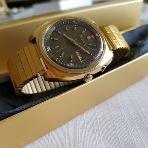 A STUNNING VINTAGE GOLD PLATED SEIKO AUTOMATIC "BELL-MATIC" (MODEL 4006-6031) GENTS WRIST WATCH