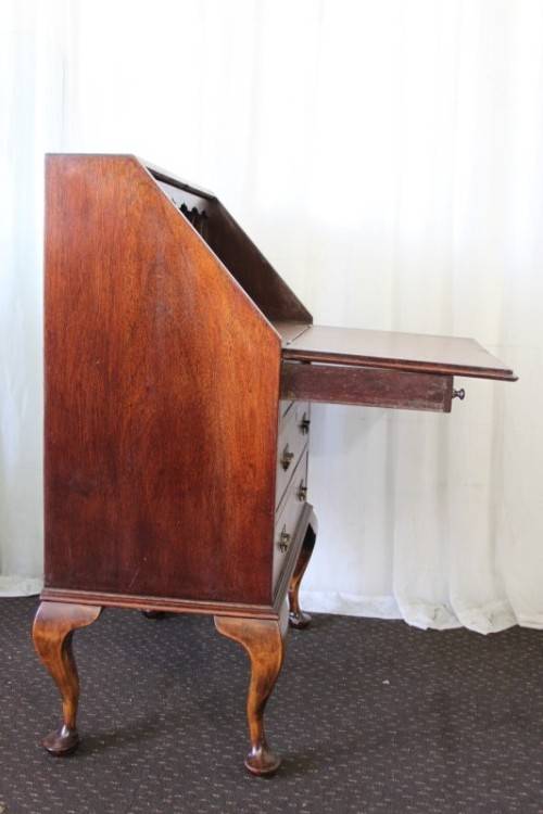 A SUPERB ANTIQUE SOLID TEAK "PAD-FOOT" FLIP-TOP WRITING DESK WITH THREE DRAWERS & INLAY DETAILING