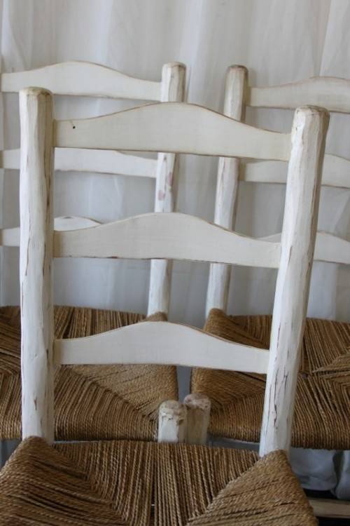A FANTASTIC COLLECTION OF 60x WHITEWASHED WOODEN CAFE DINING CHAIRS WITH WICKER SEATS price/chair