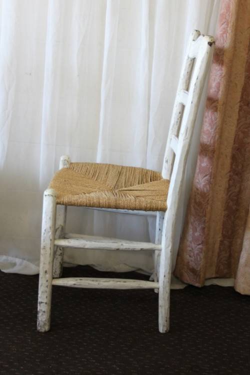 A FANTASTIC COLLECTION OF 60x WHITEWASHED WOODEN CAFE DINING CHAIRS WITH WICKER SEATS price/chair