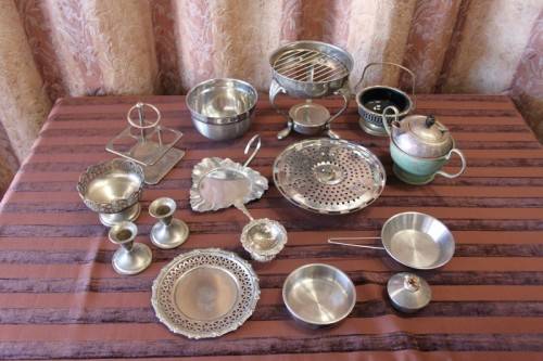 AN AWESOME MIXED JOB LOT OF SILVER PLATE & METAL WARE INCLUDING CANDLE HOLDERS, DISHES AND MORE