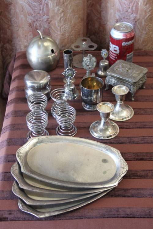 A STUNNING JOB LOT OF ASSORTED SILVER PLATE & METAL WARE INCLUDING FOOD TRAYS, EGG CUPS & MORE