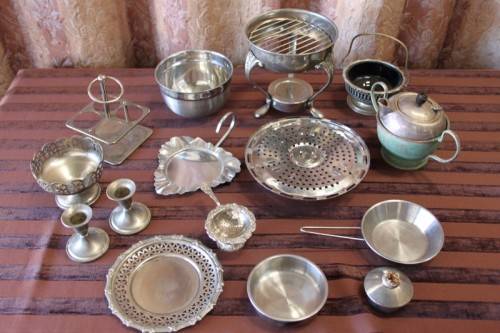 AN AWESOME MIXED JOB LOT OF SILVER PLATE & METAL WARE INCLUDING CANDLE HOLDERS, DISHES AND MORE