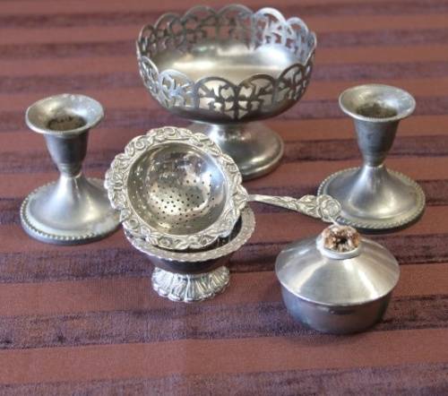 AN AWESOME MIXED JOB LOT OF SILVER PLATE & METAL WARE INCLUDING CANDLE HOLDERS, DISHES AND MORE