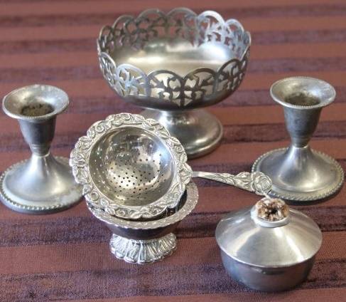 AN AWESOME MIXED JOB LOT OF SILVER PLATE & METAL WARE INCLUDING CANDLE HOLDERS, DISHES AND MORE