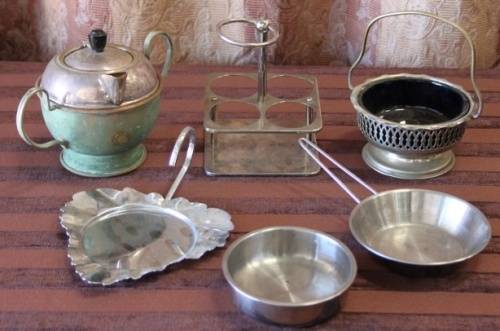 AN AWESOME MIXED JOB LOT OF SILVER PLATE & METAL WARE INCLUDING CANDLE HOLDERS, DISHES AND MORE