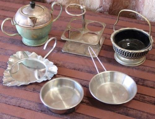 AN AWESOME MIXED JOB LOT OF SILVER PLATE & METAL WARE INCLUDING CANDLE HOLDERS, DISHES AND MORE