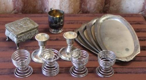 A STUNNING JOB LOT OF ASSORTED SILVER PLATE & METAL WARE INCLUDING FOOD TRAYS, EGG CUPS & MORE