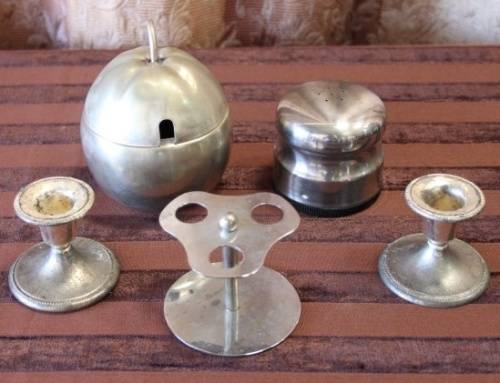A STUNNING JOB LOT OF ASSORTED SILVER PLATE & METAL WARE INCLUDING FOOD TRAYS, EGG CUPS & MORE