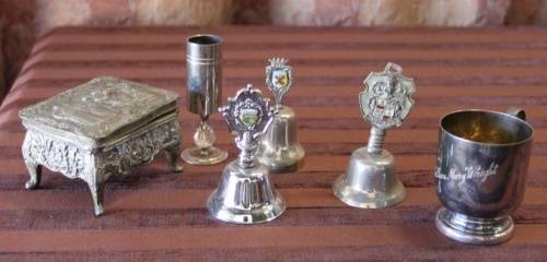 A STUNNING JOB LOT OF ASSORTED SILVER PLATE & METAL WARE INCLUDING FOOD TRAYS, EGG CUPS & MORE
