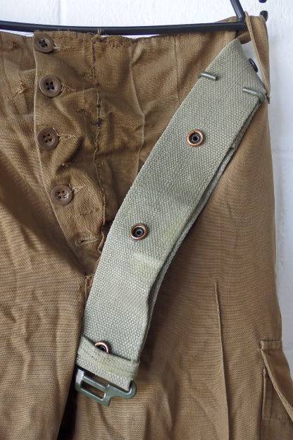A GREAT PAIR OF GREEN/ BROWN MILITARY CARGO PANTS WITH BELT IN WONDERFUL CONDITION