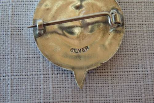 A FANTASTIC AND RARE WW2 ENAMELLED SILVER "THE WAR NAVY FUND" BADGE IN AMAZING CONDITION